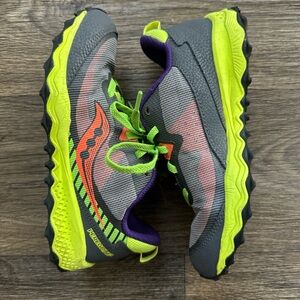 Peregrine 11 Shield Vizi
Neon Green and Gray Kids Saucony Size 2